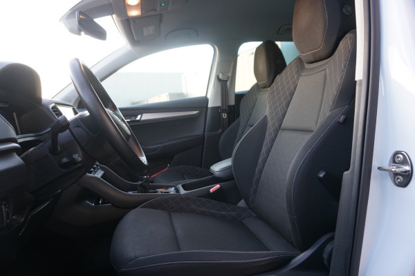 Škoda Karoq 1.0 TSI Business | TREKHAAK | STOELVERWARMING | METALLIC WIT | ACC | VIRTUAL COCKPIT |