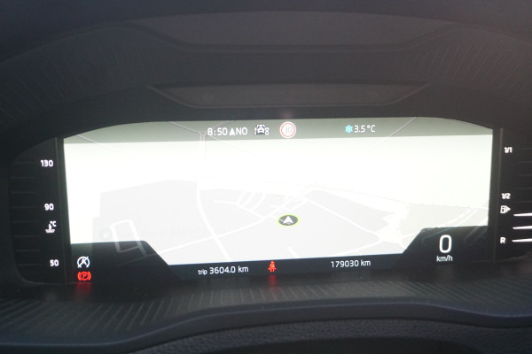 Škoda Karoq 1.0 TSI Business | TREKHAAK | STOELVERWARMING | METALLIC WIT | ACC | VIRTUAL COCKPIT |