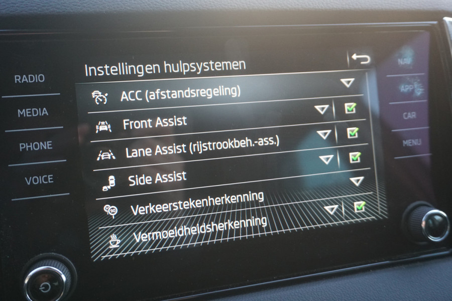 Škoda Karoq 1.0 TSI Business | TREKHAAK | STOELVERWARMING | METALLIC WIT | ACC | VIRTUAL COCKPIT |