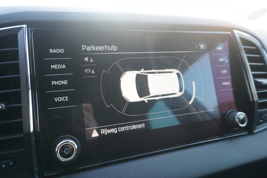 Škoda Karoq 1.0 TSI Business | TREKHAAK | STOELVERWARMING | METALLIC WIT | ACC | VIRTUAL COCKPIT |