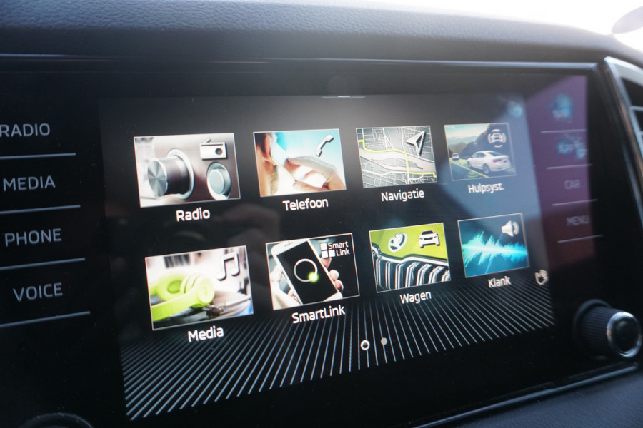 Škoda Karoq 1.0 TSI Business | TREKHAAK | STOELVERWARMING | METALLIC WIT | ACC | VIRTUAL COCKPIT |