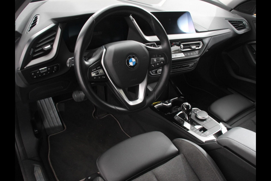 BMW 1-serie 118i Automaat High Executive | Navigatie | Apple Carplay/Android Auto | Parkeersensoren | Virtual Cockpit | Stoelverwarming | Cruise Control | Ledverlichting | Sfeerverlichting | Getinte ramen | Climate Control