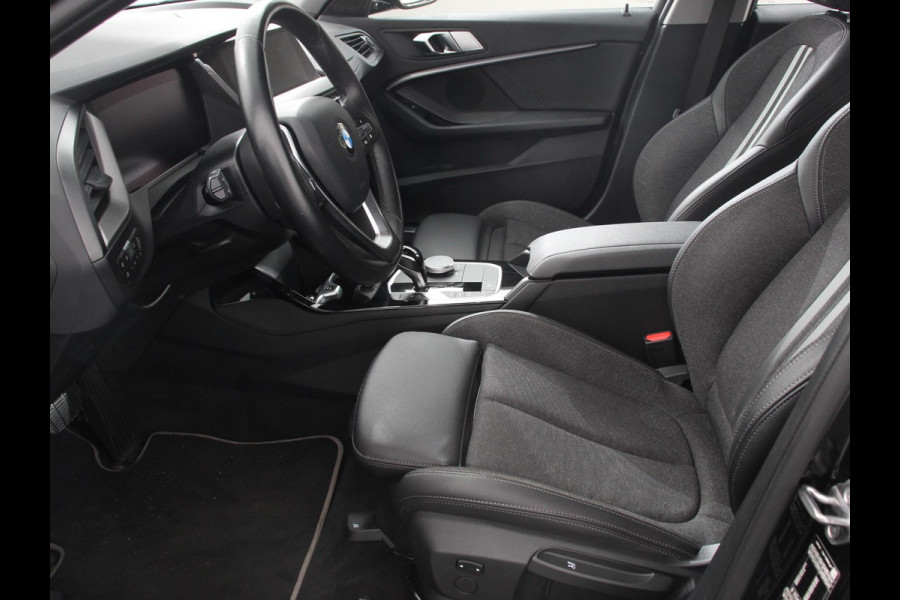 BMW 1-serie 118i Automaat High Executive | Navigatie | Apple Carplay/Android Auto | Parkeersensoren | Virtual Cockpit | Stoelverwarming | Cruise Control | Ledverlichting | Sfeerverlichting | Getinte ramen | Climate Control
