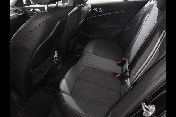 BMW 1-serie 118i Automaat High Executive | Navigatie | Apple Carplay/Android Auto | Parkeersensoren | Virtual Cockpit | Stoelverwarming | Cruise Control | Ledverlichting | Sfeerverlichting | Getinte ramen | Climate Control