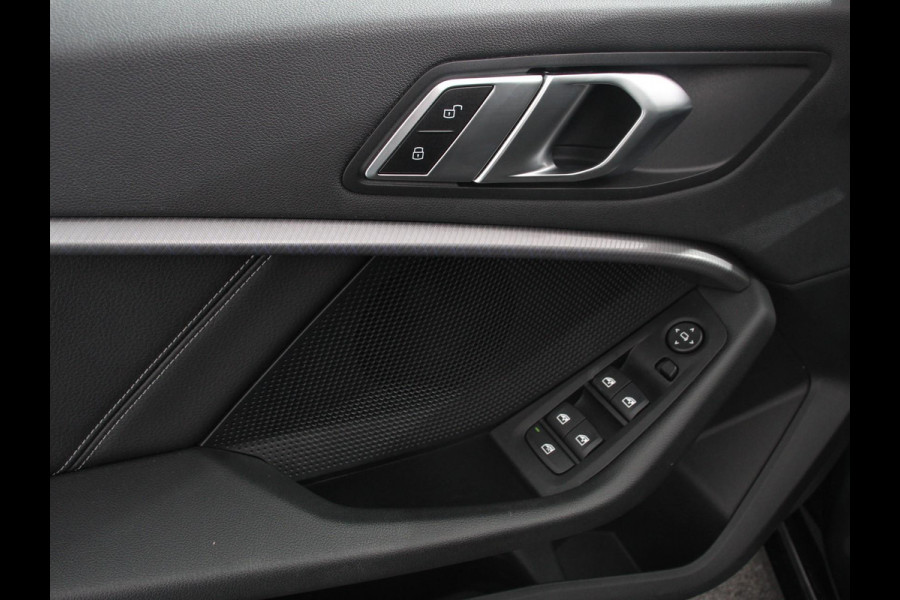 BMW 1-serie 118i Automaat High Executive | Navigatie | Apple Carplay/Android Auto | Parkeersensoren | Virtual Cockpit | Stoelverwarming | Cruise Control | Ledverlichting | Sfeerverlichting | Getinte ramen | Climate Control