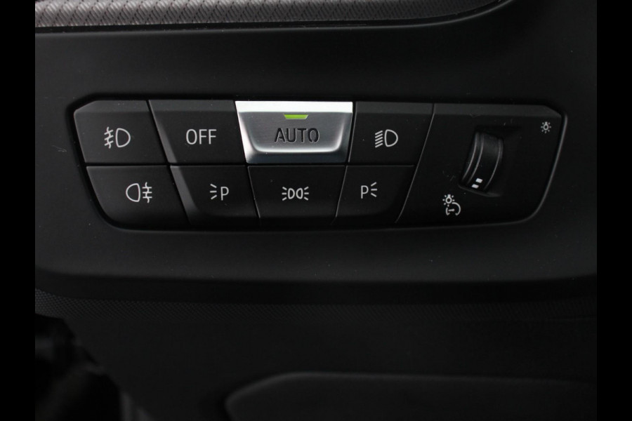 BMW 1-serie 118i Automaat High Executive | Navigatie | Apple Carplay/Android Auto | Parkeersensoren | Virtual Cockpit | Stoelverwarming | Cruise Control | Ledverlichting | Sfeerverlichting | Getinte ramen | Climate Control