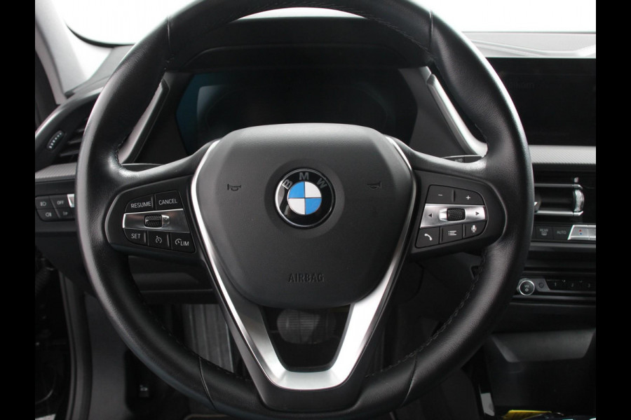BMW 1-serie 118i Automaat High Executive | Navigatie | Apple Carplay/Android Auto | Parkeersensoren | Virtual Cockpit | Stoelverwarming | Cruise Control | Ledverlichting | Sfeerverlichting | Getinte ramen | Climate Control