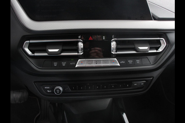 BMW 1-serie 118i Automaat High Executive | Navigatie | Apple Carplay/Android Auto | Parkeersensoren | Virtual Cockpit | Stoelverwarming | Cruise Control | Ledverlichting | Sfeerverlichting | Getinte ramen | Climate Control