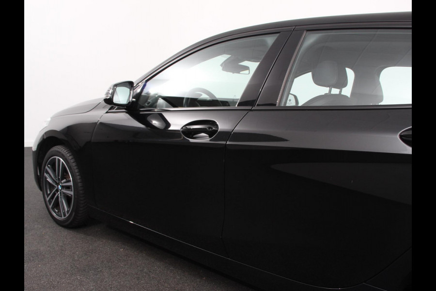 BMW 1-serie 118i Automaat High Executive | Navigatie | Apple Carplay/Android Auto | Parkeersensoren | Virtual Cockpit | Stoelverwarming | Cruise Control | Ledverlichting | Sfeerverlichting | Getinte ramen | Climate Control