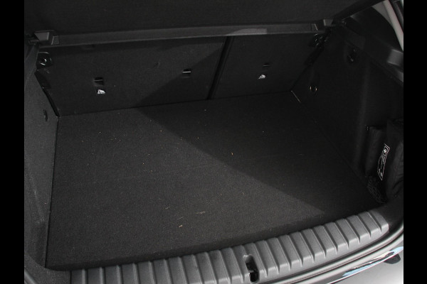 BMW 1-serie 118i Automaat High Executive | Navigatie | Apple Carplay/Android Auto | Parkeersensoren | Virtual Cockpit | Stoelverwarming | Cruise Control | Ledverlichting | Sfeerverlichting | Getinte ramen | Climate Control