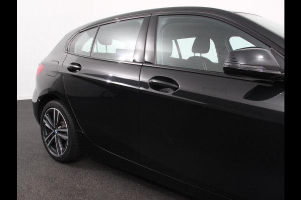 BMW 1-serie 118i Automaat High Executive | Navigatie | Apple Carplay/Android Auto | Parkeersensoren | Virtual Cockpit | Stoelverwarming | Cruise Control | Ledverlichting | Sfeerverlichting | Getinte ramen | Climate Control