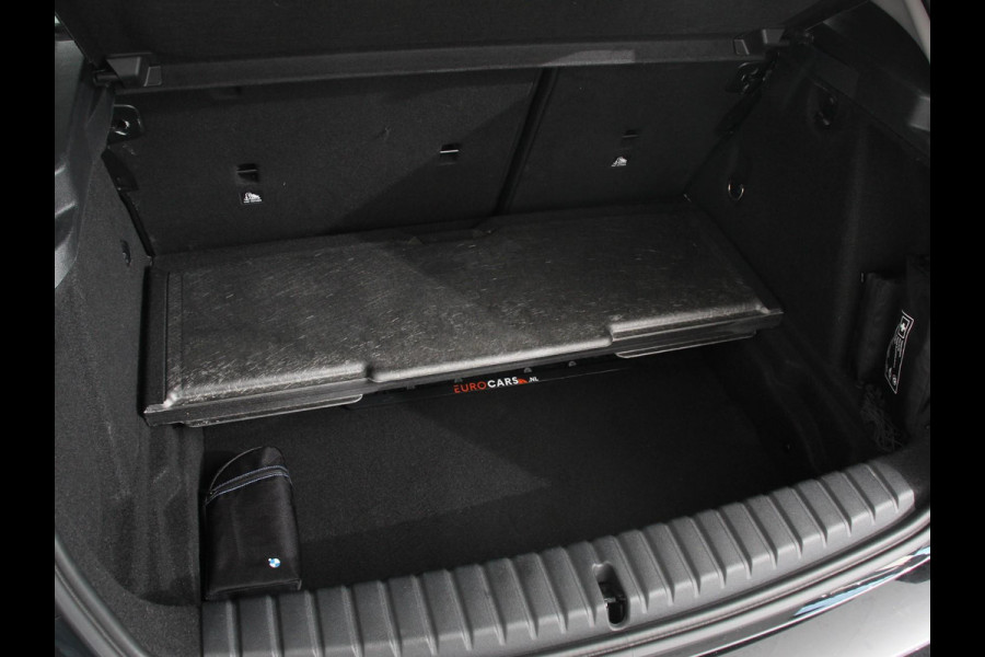 BMW 1-serie 118i Automaat High Executive | Navigatie | Apple Carplay/Android Auto | Parkeersensoren | Virtual Cockpit | Stoelverwarming | Cruise Control | Ledverlichting | Sfeerverlichting | Getinte ramen | Climate Control