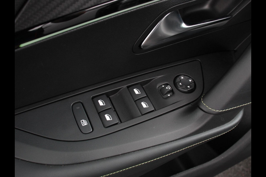 Peugeot 2008 1.2 PureTech 130 GT Automaat Clima Control Camera Achter Navigatie d.m.v. Apple Carplay / Android auto Velgen 17 inch