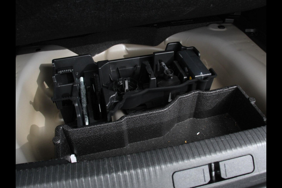 Peugeot 2008 1.2 PureTech 130 GT Automaat Clima Control Camera Achter Navigatie d.m.v. Apple Carplay / Android auto Velgen 17 inch