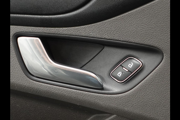 Ford Transit Custom 131pk L2H1 Trend Trekhaak Camera Cruise control Airco Parkeersensoren 3-Zits Euro6