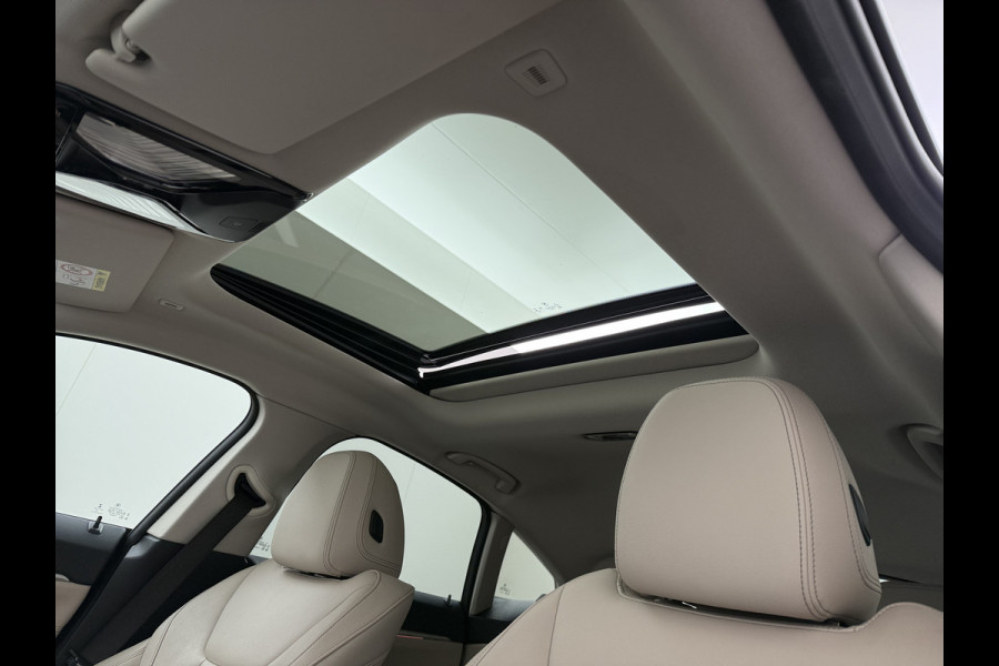 BMW i4 eDrive40 340pk High Executive 84kWh SOH 99% Pano-Dak/Hefdak SportSt+Leer+(Stuur+)Verwarmd 360°Camera Adaptive-Cruise+s&go Park-A Semi-Autopilot Drive-Assist-pro Active-Guard-Plus Elektr.Achterklep Draadl-Lader BAS ESP BMW Individual interieurlijsten Pianolak schwarz BMW Individual Exterieur Line Aluminium satiniert BMW Copilot-pack Dodehoekdetectie/correctie, Kruisend-verkeer-Detectie, rijstrooksensor met correctie, rondomzicht camera, uitwijk assistent) 0-100 5,6 sec. 1600kg trekvermogen! € 73.000 nieuw