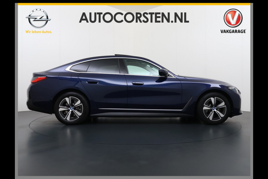 BMW i4 eDrive40 340pk High Executive 84kWh SOH 99% Pano-Dak/Hefdak SportSt+Leer+(Stuur+)Verwarmd 360°Camera Adaptive-Cruise+s&go Park-A Semi-Autopilot Drive-Assist-pro Active-Guard-Plus Elektr.Achterklep Draadl-Lader BAS ESP BMW Individual interieurlijsten Pianolak schwarz BMW Individual Exterieur Line Aluminium satiniert BMW Copilot-pack Dodehoekdetectie/correctie, Kruisend-verkeer-Detectie, rijstrooksensor met correctie, rondomzicht camera, uitwijk assistent) 0-100 5,6 sec. 1600kg trekvermogen! € 73.000 nieuw