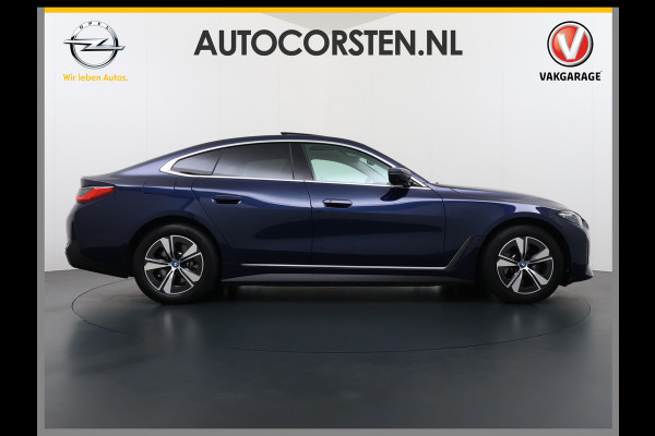 BMW i4 eDrive40 340pk High Executive 84kWh SOH 99% Pano-Dak/Hefdak SportSt+Leer+(Stuur+)Verwarmd 360°Camera Adaptive-Cruise+s&go Park-A Semi-Autopilot Drive-Assist-pro Active-Guard-Plus Elektr.Achterklep Draadl-Lader BAS ESP BMW Individual interieurlijsten Pianolak schwarz BMW Individual Exterieur Line Aluminium satiniert BMW Copilot-pack Dodehoekdetectie/correctie, Kruisend-verkeer-Detectie, rijstrooksensor met correctie, rondomzicht camera, uitwijk assistent) 0-100 5,6 sec. 1600kg trekvermogen! € 73.000 nieuw