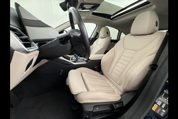 BMW i4 eDrive40 340pk High Executive 84kWh SOH 99% Pano-Dak/Hefdak SportSt+Leer+(Stuur+)Verwarmd 360°Camera Adaptive-Cruise+s&go Park-A Semi-Autopilot Drive-Assist-pro Active-Guard-Plus Elektr.Achterklep Draadl-Lader BAS ESP BMW Individual interieurlijsten Pianolak schwarz BMW Individual Exterieur Line Aluminium satiniert BMW Copilot-pack Dodehoekdetectie/correctie, Kruisend-verkeer-Detectie, rijstrooksensor met correctie, rondomzicht camera, uitwijk assistent) 0-100 5,6 sec. 1600kg trekvermogen! € 73.000 nieuw