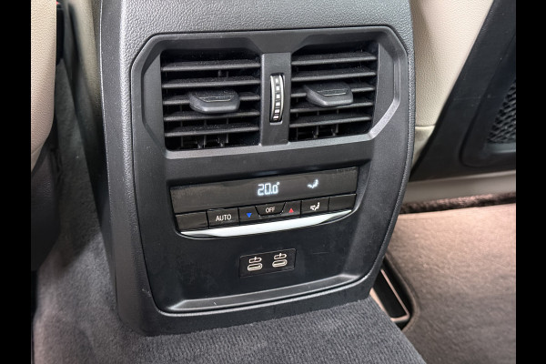 BMW i4 eDrive40 340pk High Executive 84kWh SOH 99% Pano-Dak/Hefdak SportSt+Leer+(Stuur+)Verwarmd 360°Camera Adaptive-Cruise+s&go Park-A Semi-Autopilot Drive-Assist-pro Active-Guard-Plus Elektr.Achterklep Draadl-Lader BAS ESP BMW Individual interieurlijsten Pianolak schwarz BMW Individual Exterieur Line Aluminium satiniert BMW Copilot-pack Dodehoekdetectie/correctie, Kruisend-verkeer-Detectie, rijstrooksensor met correctie, rondomzicht camera, uitwijk assistent) 0-100 5,6 sec. 1600kg trekvermogen! € 73.000 nieuw