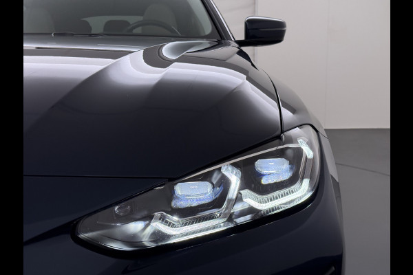 BMW i4 eDrive40 340pk High Executive 84kWh SOH 99% Pano-Dak/Hefdak SportSt+Leer+(Stuur+)Verwarmd 360°Camera Adaptive-Cruise+s&go Park-A Semi-Autopilot Drive-Assist-pro Active-Guard-Plus Elektr.Achterklep Draadl-Lader BAS ESP BMW Individual interieurlijsten Pianolak schwarz BMW Individual Exterieur Line Aluminium satiniert BMW Copilot-pack Dodehoekdetectie/correctie, Kruisend-verkeer-Detectie, rijstrooksensor met correctie, rondomzicht camera, uitwijk assistent) 0-100 5,6 sec. 1600kg trekvermogen! € 73.000 nieuw
