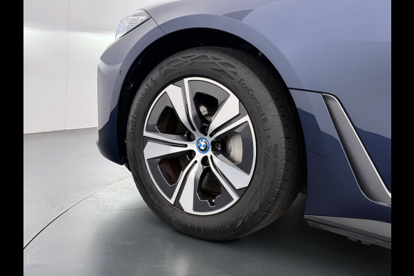 BMW i4 eDrive40 340pk High Executive 84kWh SOH 99% Pano-Dak/Hefdak SportSt+Leer+(Stuur+)Verwarmd 360°Camera Adaptive-Cruise+s&go Park-A Semi-Autopilot Drive-Assist-pro Active-Guard-Plus Elektr.Achterklep Draadl-Lader BAS ESP BMW Individual interieurlijsten Pianolak schwarz BMW Individual Exterieur Line Aluminium satiniert BMW Copilot-pack Dodehoekdetectie/correctie, Kruisend-verkeer-Detectie, rijstrooksensor met correctie, rondomzicht camera, uitwijk assistent) 0-100 5,6 sec. 1600kg trekvermogen! € 73.000 nieuw