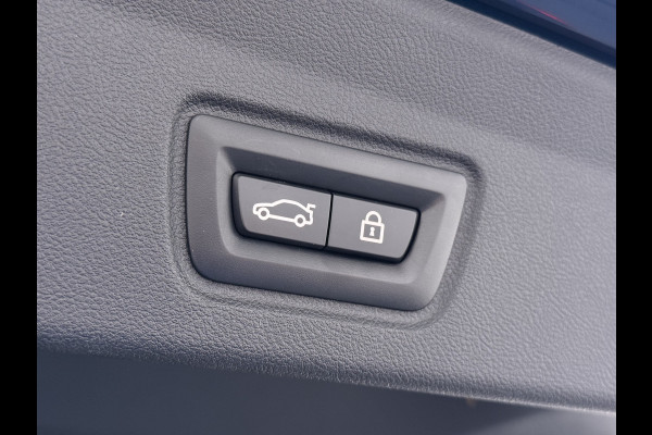 BMW i4 eDrive40 340pk High Executive 84kWh SOH 99% Pano-Dak/Hefdak SportSt+Leer+(Stuur+)Verwarmd 360°Camera Adaptive-Cruise+s&go Park-A Semi-Autopilot Drive-Assist-pro Active-Guard-Plus Elektr.Achterklep Draadl-Lader BAS ESP BMW Individual interieurlijsten Pianolak schwarz BMW Individual Exterieur Line Aluminium satiniert BMW Copilot-pack Dodehoekdetectie/correctie, Kruisend-verkeer-Detectie, rijstrooksensor met correctie, rondomzicht camera, uitwijk assistent) 0-100 5,6 sec. 1600kg trekvermogen! € 73.000 nieuw