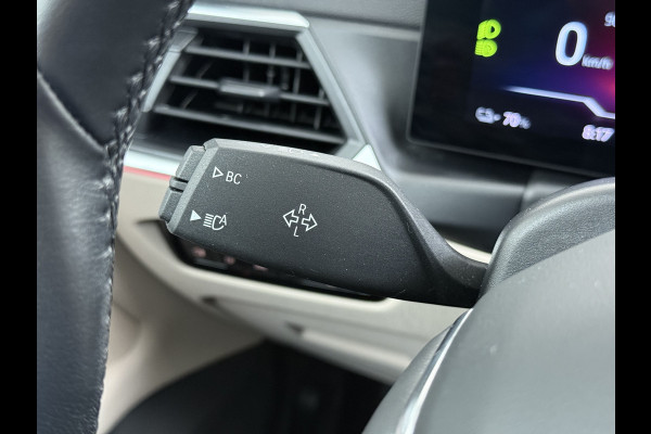 BMW i4 eDrive40 340pk High Executive 84kWh SOH 99% Pano-Dak/Hefdak SportSt+Leer+(Stuur+)Verwarmd 360°Camera Adaptive-Cruise+s&go Park-A Semi-Autopilot Drive-Assist-pro Active-Guard-Plus Elektr.Achterklep Draadl-Lader BAS ESP BMW Individual interieurlijsten Pianolak schwarz BMW Individual Exterieur Line Aluminium satiniert BMW Copilot-pack Dodehoekdetectie/correctie, Kruisend-verkeer-Detectie, rijstrooksensor met correctie, rondomzicht camera, uitwijk assistent) 0-100 5,6 sec. 1600kg trekvermogen! € 73.000 nieuw