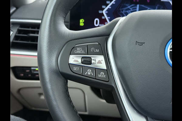BMW i4 eDrive40 340pk High Executive 84kWh SOH 99% Pano-Dak/Hefdak SportSt+Leer+(Stuur+)Verwarmd 360°Camera Adaptive-Cruise+s&go Park-A Semi-Autopilot Drive-Assist-pro Active-Guard-Plus Elektr.Achterklep Draadl-Lader BAS ESP BMW Individual interieurlijsten Pianolak schwarz BMW Individual Exterieur Line Aluminium satiniert BMW Copilot-pack Dodehoekdetectie/correctie, Kruisend-verkeer-Detectie, rijstrooksensor met correctie, rondomzicht camera, uitwijk assistent) 0-100 5,6 sec. 1600kg trekvermogen! € 73.000 nieuw