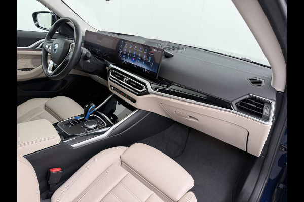 BMW i4 eDrive40 340pk High Executive 84kWh SOH 99% Pano-Dak/Hefdak SportSt+Leer+(Stuur+)Verwarmd 360°Camera Adaptive-Cruise+s&go Park-A Semi-Autopilot Drive-Assist-pro Active-Guard-Plus Elektr.Achterklep Draadl-Lader BAS ESP BMW Individual interieurlijsten Pianolak schwarz BMW Individual Exterieur Line Aluminium satiniert BMW Copilot-pack Dodehoekdetectie/correctie, Kruisend-verkeer-Detectie, rijstrooksensor met correctie, rondomzicht camera, uitwijk assistent) 0-100 5,6 sec. 1600kg trekvermogen! € 73.000 nieuw