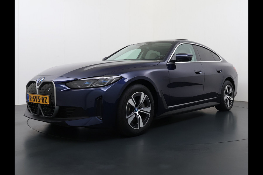 BMW i4 eDrive40 340pk High Executive 84kWh SOH 99% Pano-Dak/Hefdak SportSt+Leer+(Stuur+)Verwarmd 360°Camera Adaptive-Cruise+s&go Park-A Semi-Autopilot Drive-Assist-pro Active-Guard-Plus Elektr.Achterklep Draadl-Lader BAS ESP BMW Individual interieurlijsten Pianolak schwarz BMW Individual Exterieur Line Aluminium satiniert BMW Copilot-pack Dodehoekdetectie/correctie, Kruisend-verkeer-Detectie, rijstrooksensor met correctie, rondomzicht camera, uitwijk assistent) 0-100 5,6 sec. 1600kg trekvermogen! € 73.000 nieuw