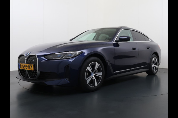 BMW i4 eDrive40 340pk High Executive 84kWh SOH 99% Pano-Dak/Hefdak SportSt+Leer+(Stuur+)Verwarmd 360°Camera Adaptive-Cruise+s&go Park-A Semi-Autopilot Drive-Assist-pro Active-Guard-Plus Elektr.Achterklep Draadl-Lader BAS ESP BMW Individual interieurlijsten Pianolak schwarz BMW Individual Exterieur Line Aluminium satiniert BMW Copilot-pack Dodehoekdetectie/correctie, Kruisend-verkeer-Detectie, rijstrooksensor met correctie, rondomzicht camera, uitwijk assistent) 0-100 5,6 sec. 1600kg trekvermogen! € 73.000 nieuw