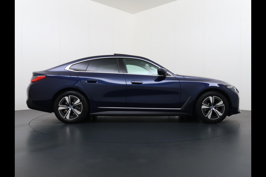 BMW i4 eDrive40 340pk High Executive 84kWh SOH 99% Pano-Dak/Hefdak SportSt+Leer+(Stuur+)Verwarmd 360°Camera Adaptive-Cruise+s&go Park-A Semi-Autopilot Drive-Assist-pro Active-Guard-Plus Elektr.Achterklep Draadl-Lader BAS ESP BMW Individual interieurlijsten Pianolak schwarz BMW Individual Exterieur Line Aluminium satiniert BMW Copilot-pack Dodehoekdetectie/correctie, Kruisend-verkeer-Detectie, rijstrooksensor met correctie, rondomzicht camera, uitwijk assistent) 0-100 5,6 sec. 1600kg trekvermogen! € 73.000 nieuw