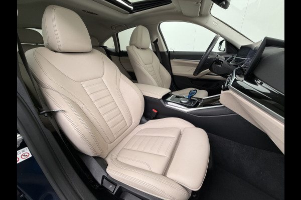 BMW i4 eDrive40 340pk High Executive 84kWh SOH 99% Pano-Dak/Hefdak SportSt+Leer+(Stuur+)Verwarmd 360°Camera Adaptive-Cruise+s&go Park-A Semi-Autopilot Drive-Assist-pro Active-Guard-Plus Elektr.Achterklep Draadl-Lader BAS ESP BMW Individual interieurlijsten Pianolak schwarz BMW Individual Exterieur Line Aluminium satiniert BMW Copilot-pack Dodehoekdetectie/correctie, Kruisend-verkeer-Detectie, rijstrooksensor met correctie, rondomzicht camera, uitwijk assistent) 0-100 5,6 sec. 1600kg trekvermogen! € 73.000 nieuw