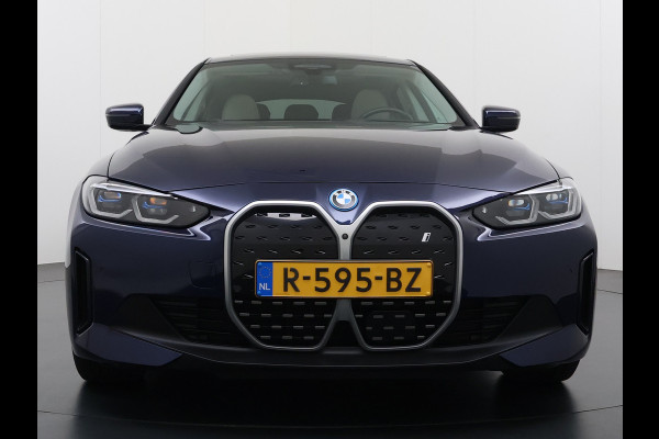 BMW i4 eDrive40 340pk High Executive 84kWh SOH 99% Pano-Dak/Hefdak SportSt+Leer+(Stuur+)Verwarmd 360°Camera Adaptive-Cruise+s&go Park-A Semi-Autopilot Drive-Assist-pro Active-Guard-Plus Elektr.Achterklep Draadl-Lader BAS ESP BMW Individual interieurlijsten Pianolak schwarz BMW Individual Exterieur Line Aluminium satiniert BMW Copilot-pack Dodehoekdetectie/correctie, Kruisend-verkeer-Detectie, rijstrooksensor met correctie, rondomzicht camera, uitwijk assistent) 0-100 5,6 sec. 1600kg trekvermogen! € 73.000 nieuw