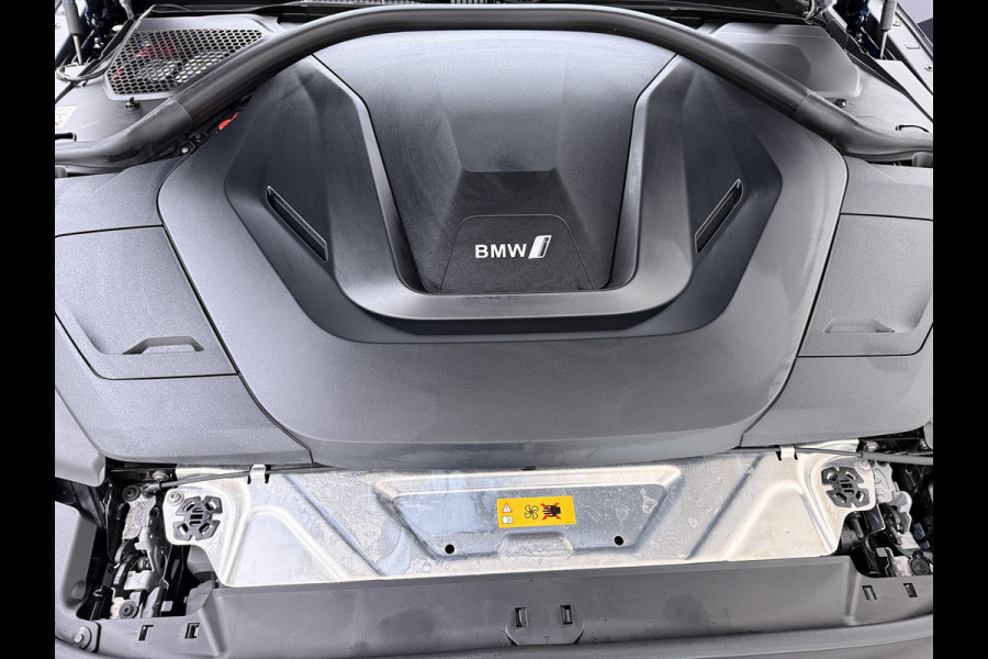 BMW i4 eDrive40 340pk High Executive 84kWh SOH 99% Pano-Dak/Hefdak SportSt+Leer+(Stuur+)Verwarmd 360°Camera Adaptive-Cruise+s&go Park-A Semi-Autopilot Drive-Assist-pro Active-Guard-Plus Elektr.Achterklep Draadl-Lader BAS ESP BMW Individual interieurlijsten Pianolak schwarz BMW Individual Exterieur Line Aluminium satiniert BMW Copilot-pack Dodehoekdetectie/correctie, Kruisend-verkeer-Detectie, rijstrooksensor met correctie, rondomzicht camera, uitwijk assistent) 0-100 5,6 sec. 1600kg trekvermogen! € 73.000 nieuw