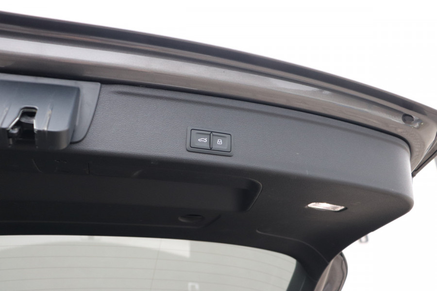 Audi A4 Avant 45 TFSI Quattro S-line Black Optic Massage HU Disp. Matrix Trekhaak