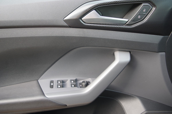 Volkswagen T-Cross 1.0 TSI Life, Stoelverwarming, Blind-Spot, 17" LM