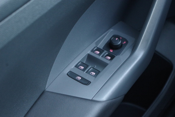 Volkswagen T-Cross 1.0 TSI Life, Stoelverwarming, Blind-Spot, 17" LM