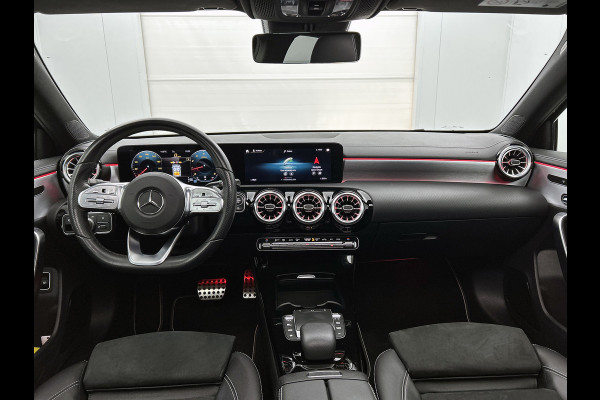 Mercedes-Benz A-Klasse 180 Business Solution AMG Night Upgrade Automaat (PANO, SFEERVERLICHTING, STOELVERWARMING, CAMERA, 1e EIG)