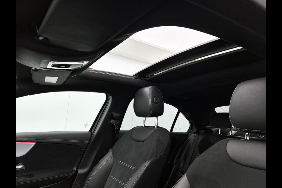 Mercedes-Benz A-Klasse 180 Business Solution AMG Night Upgrade Automaat (PANO, SFEERVERLICHTING, STOELVERWARMING, CAMERA, 1e EIG)
