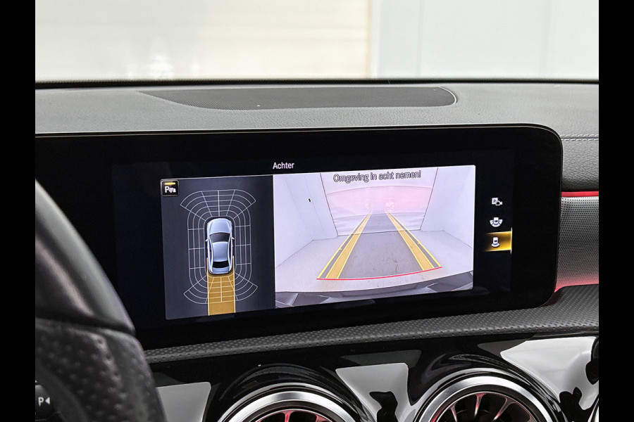 Mercedes-Benz A-Klasse 180 Business Solution AMG Night Upgrade Automaat (PANO, SFEERVERLICHTING, STOELVERWARMING, CAMERA, 1e EIG)