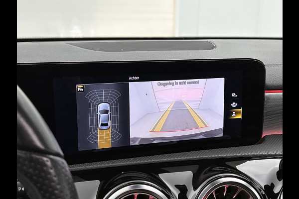 Mercedes-Benz A-Klasse 180 Business Solution AMG Night Upgrade Automaat (PANO, SFEERVERLICHTING, STOELVERWARMING, CAMERA, 1e EIG)