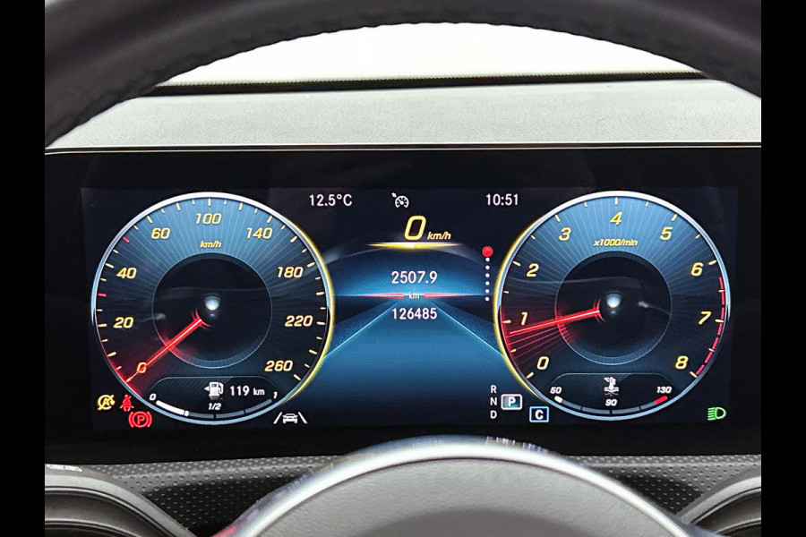 Mercedes-Benz A-Klasse 180 Business Solution AMG Night Upgrade Automaat (PANO, SFEERVERLICHTING, STOELVERWARMING, CAMERA, 1e EIG)