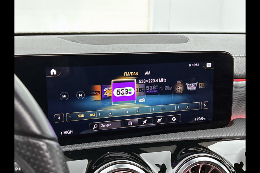 Mercedes-Benz A-Klasse 180 Business Solution AMG Night Upgrade Automaat (PANO, SFEERVERLICHTING, STOELVERWARMING, CAMERA, 1e EIG)