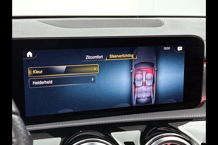Mercedes-Benz A-Klasse 180 Business Solution AMG Night Upgrade Automaat (PANO, SFEERVERLICHTING, STOELVERWARMING, CAMERA, 1e EIG)