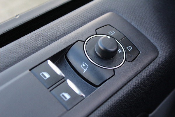 Ford Tourneo Custom 340 2.5 PHEV L1H1 Titanium | Trekhaak | 1 x Schuifdeur | Navigatie | Led | 8P