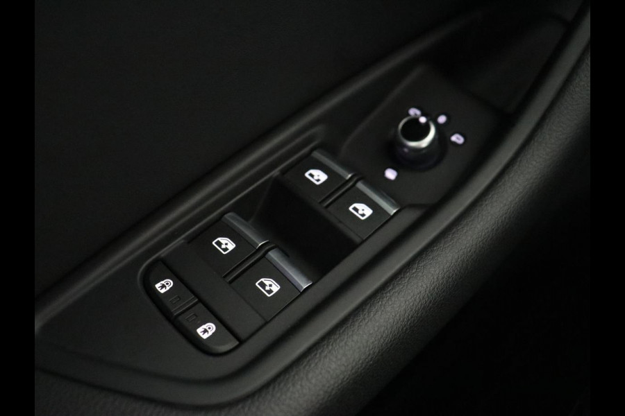 Audi A4 35 TFSI S edition Competion | Origineel NL | Trekhaak | Sfeerverlichting | Virtual Cockpit | Carplay | Sportstoelen | Half leder | Full LED | Navigatie | Parkeerhulp | Cruise control | S Line