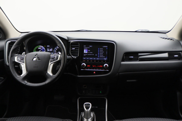 Mitsubishi Outlander 2.4 PHEV Pure SOH 94%, Keyless, Apple Carplay, Trekhaak, Camera, Stoelverwarming, PDC