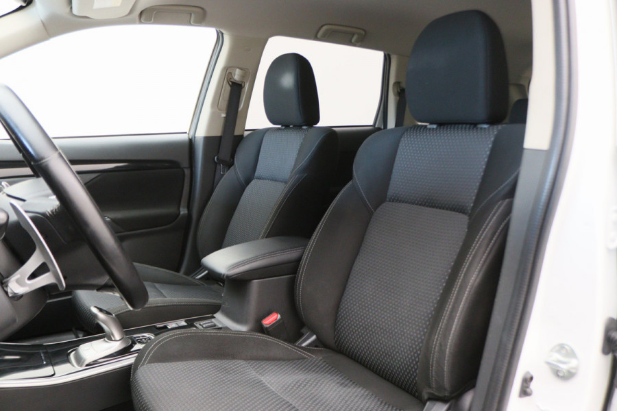 Mitsubishi Outlander 2.4 PHEV Pure SOH 94%, Keyless, Apple Carplay, Trekhaak, Camera, Stoelverwarming, PDC